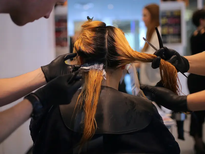 mewarnai rambut