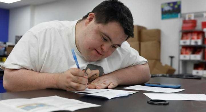 Bocah Ini Bisa Menulis Berkat Alat Bantu Disabilitas Terjangkau