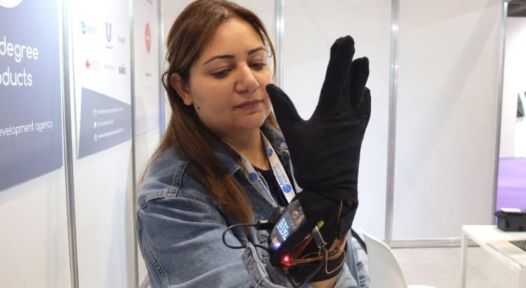 Sarung Tangan Pintar Bantu Disabilitas Bicara!